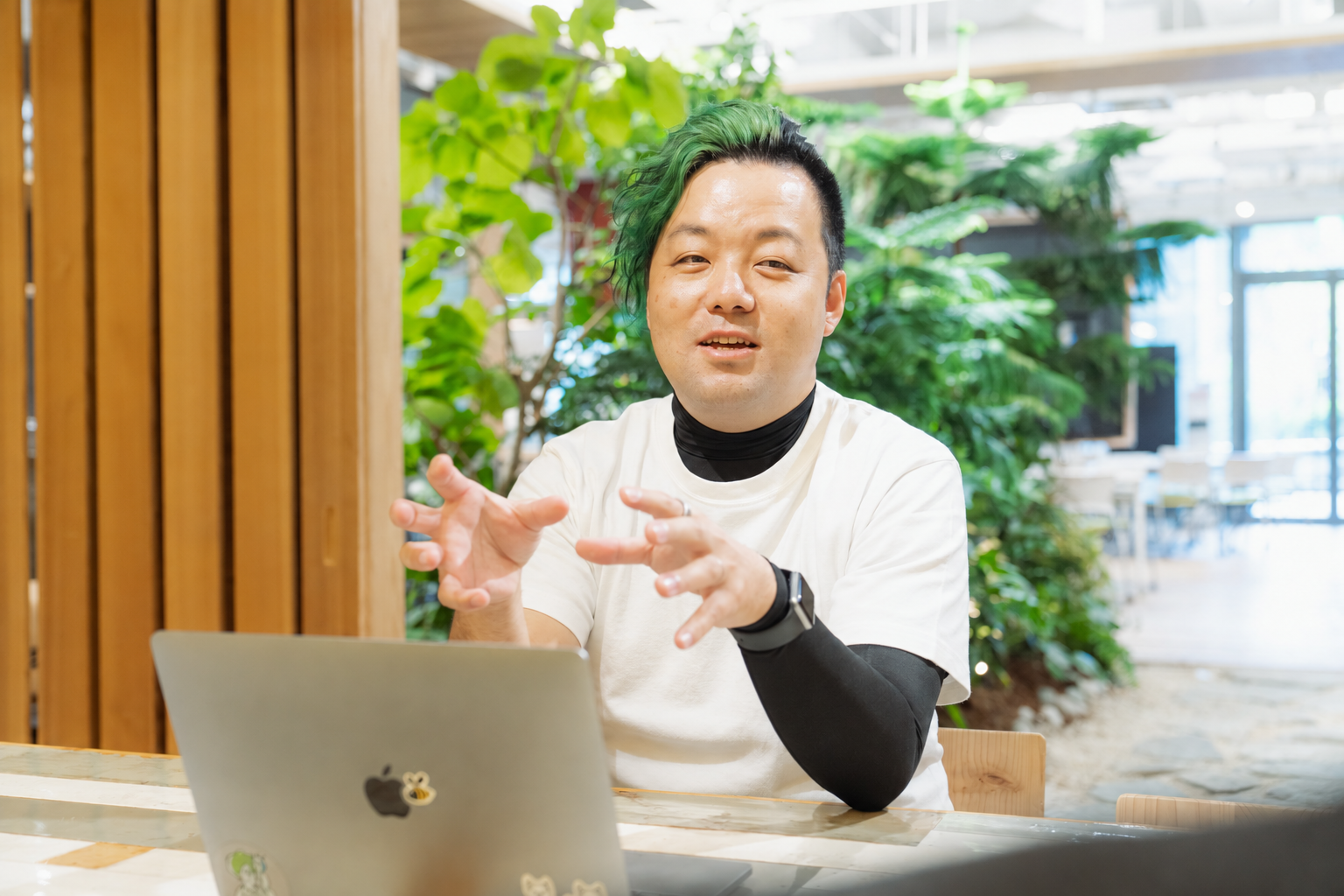 仕事について話す峠健太郎